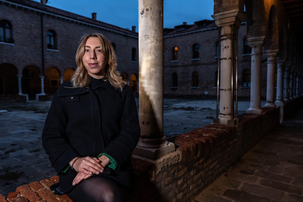Un canale che si allaga leggermente sopra il livello della strada nei ristoranti vicini a Venezia